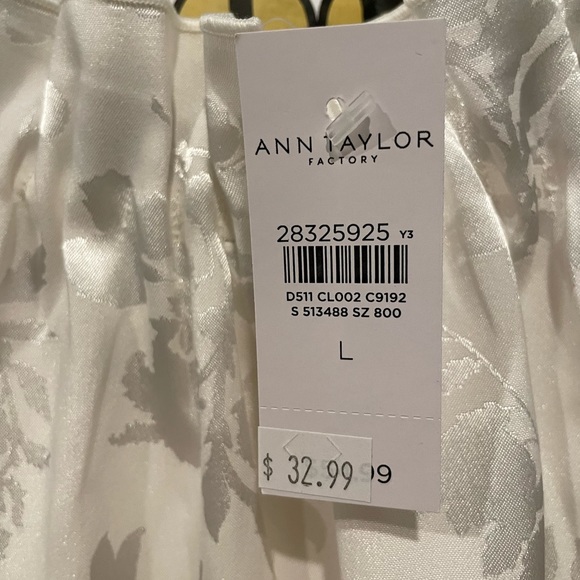 Cute white shiny work top from New York & Co - Picture 4 of 5